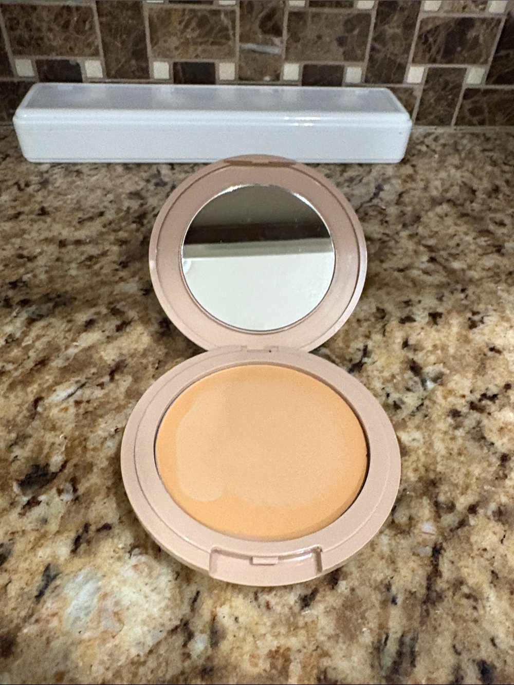 Pressed Powder - light medium - Picture 4 of 7